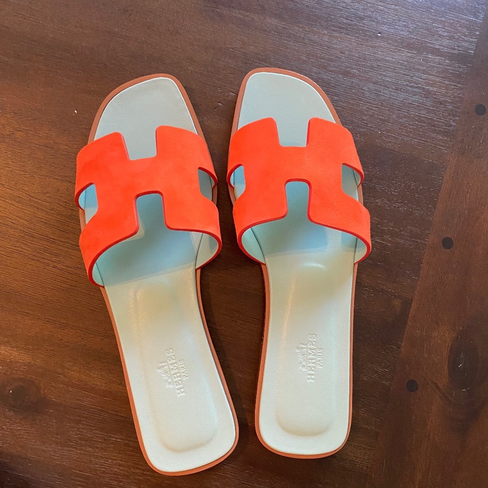 Brand New Hermes Oran Mule Sandals 39.5 EU  - Orange / Sorbet